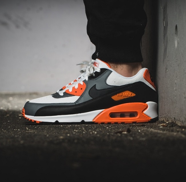 NIKE AIR MAX 90 ESSENTIAL